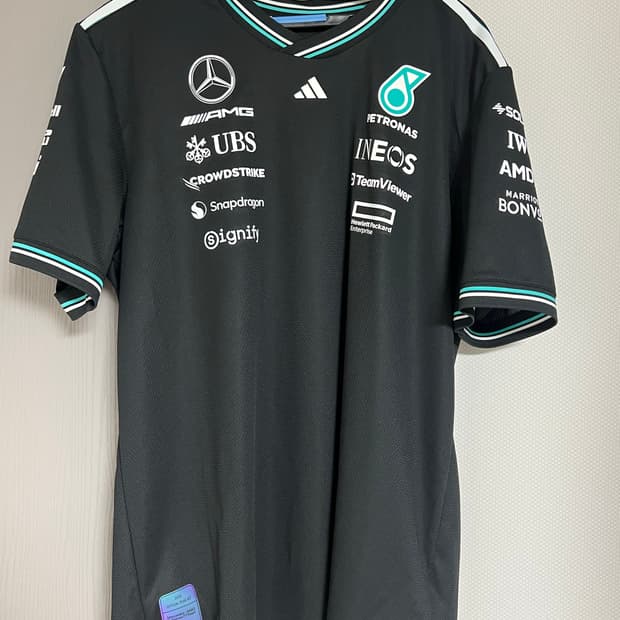 2025 f1메르세데스 amg 어센틱 드라이버 티셔츠 xl팝니다.