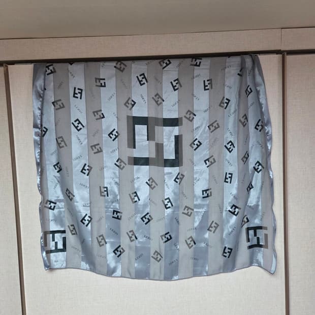 팬디 사각 실크 머플러