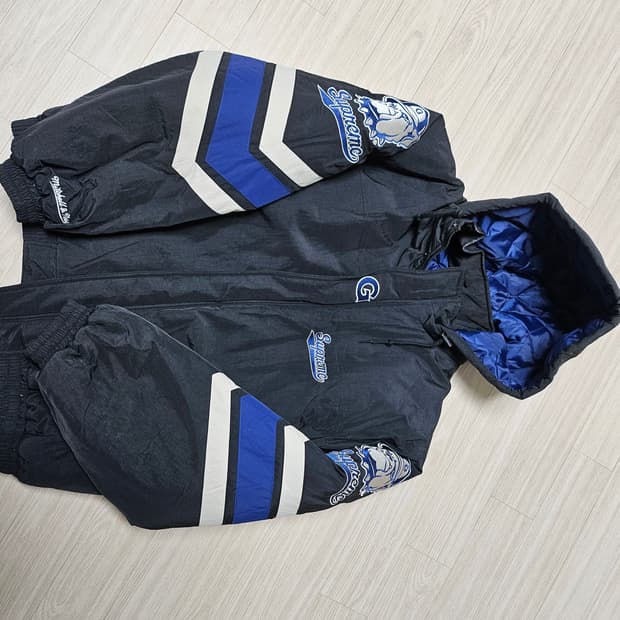 슈프림 미첼 & 네스 NCAA 후드 스타디움 자켓 블랙 - 24FW