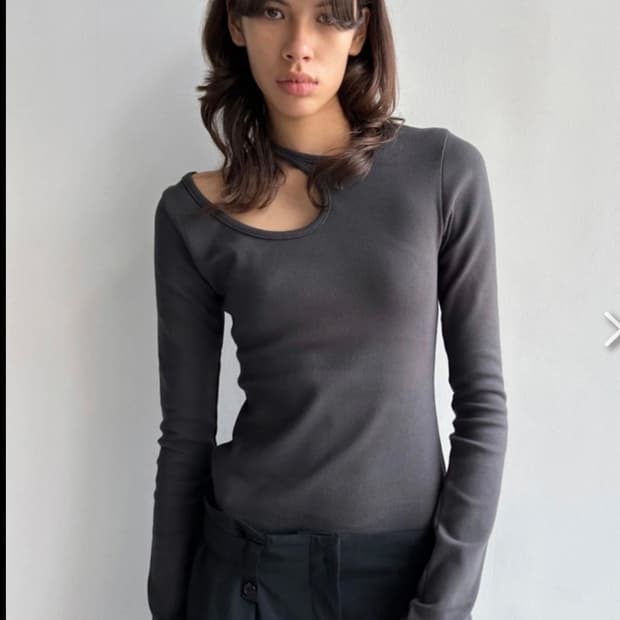 LOW CLASSIC 로우클래식 컷아웃 롱슬리브 티셔츠 그레이