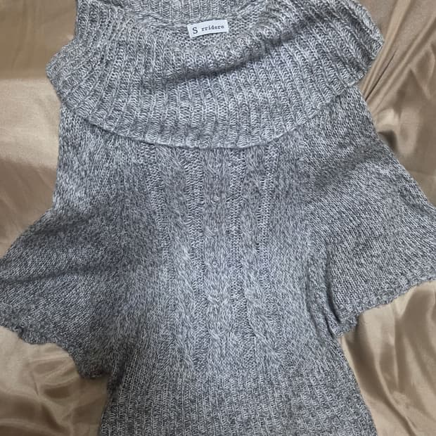 그레이 여리 니트 세미 오프숄더