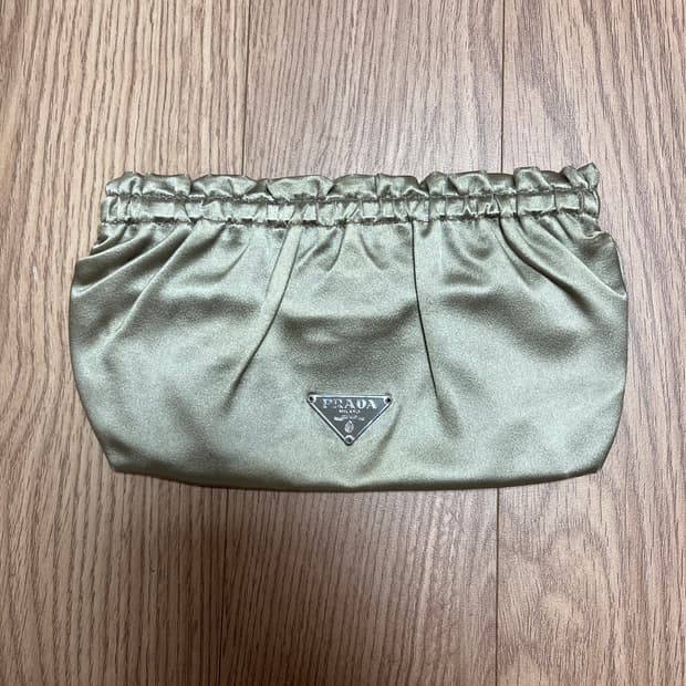 프라다 PRADA 새틴 미니 파우치 골드