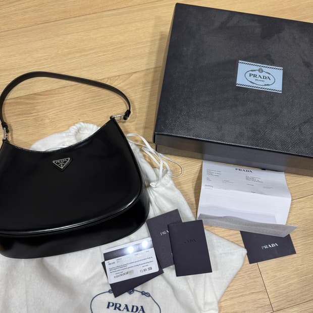 프라다 클레오 브러시드 가죽 숄더백