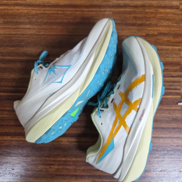 아식스 후지스피드 4 크림 샌드스톰 러닝화 255