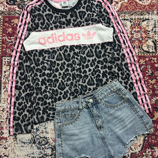 아디다스 레오파드 롱슬리브 찡 데님 숏츠 코디