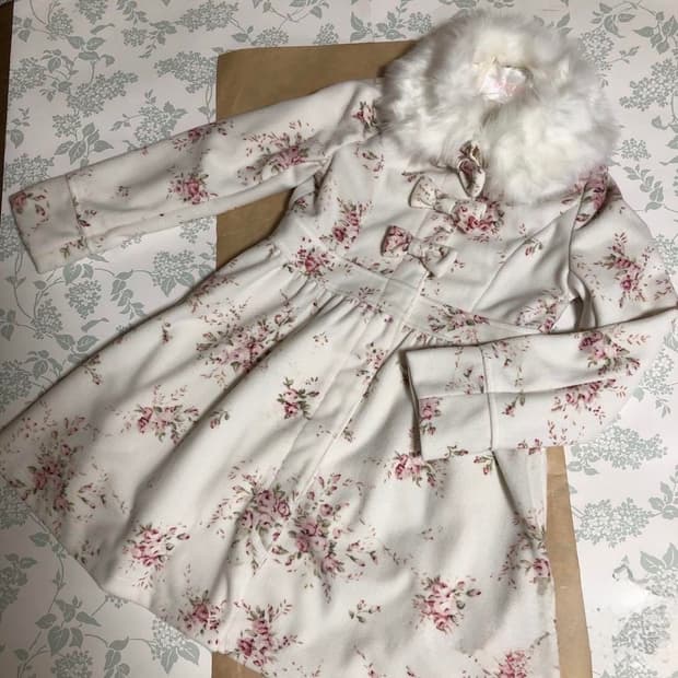 리즈리사 핀터깔 플로럴 코트 