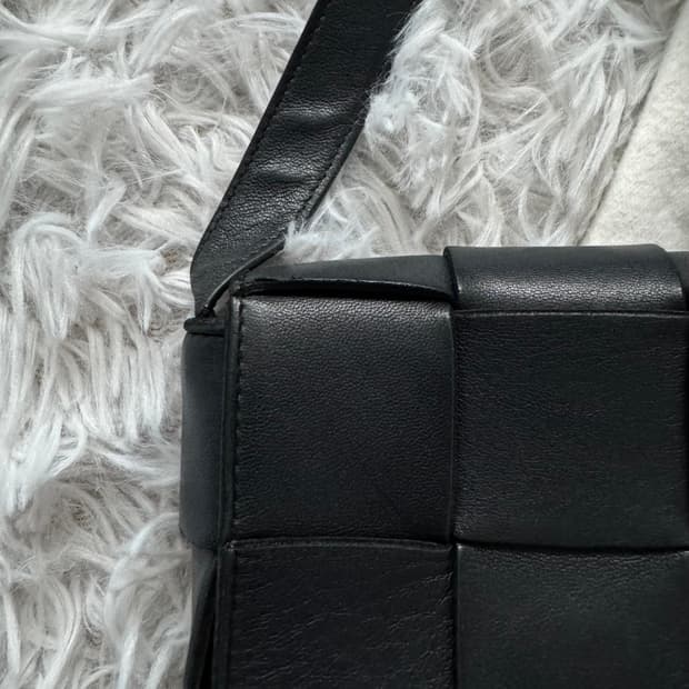 BOTTEGA VENETA 미니 레더 카세트백 블랙 보테가베네타 미니백