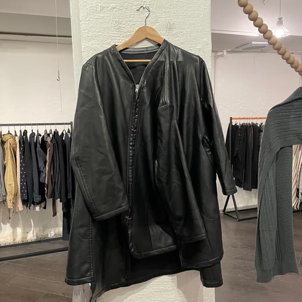  꼼데가르송 24aw 비대칭 레더 코트