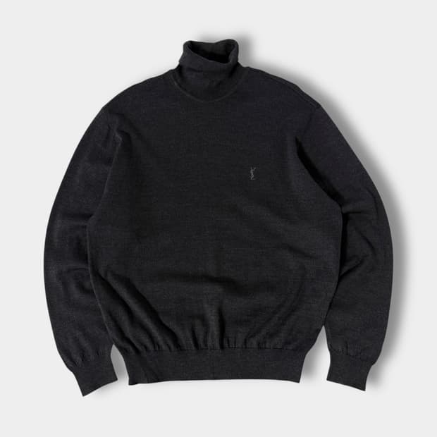 입생로랑 90’s 딥그레이 미니멀 로고 폴라 코튼 니트