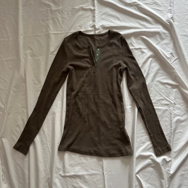 brandy melville 카키 버튼 탑 긴팔 티셔츠