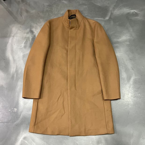  띠어리 히든 버튼 스탠드 카라 코트 y14764
