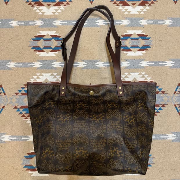 니들스 빠삐옹 PVC 토트백 브라운