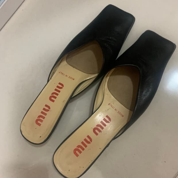 Miumiu 블랙 레더 뮬 37