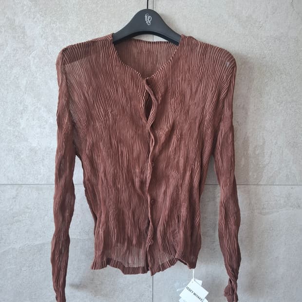 새상품.이세이미야케 쉬폰트위스트 24년 단추가디건  플리츠플리즈