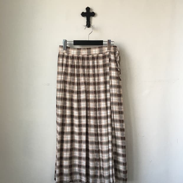 Check pattern skirt