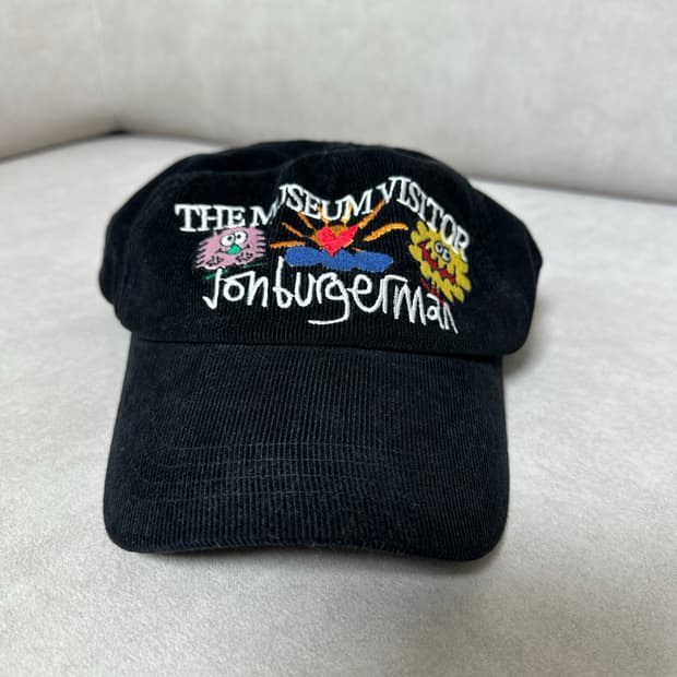 더뮤지엄비지터 x 존 버거맨 볼캡 블랙