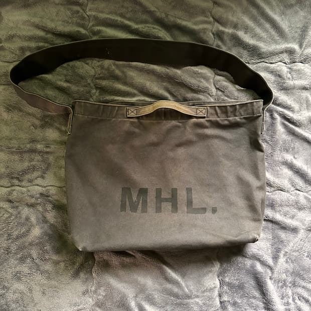 마가렛호웰 숄더백 챠콜