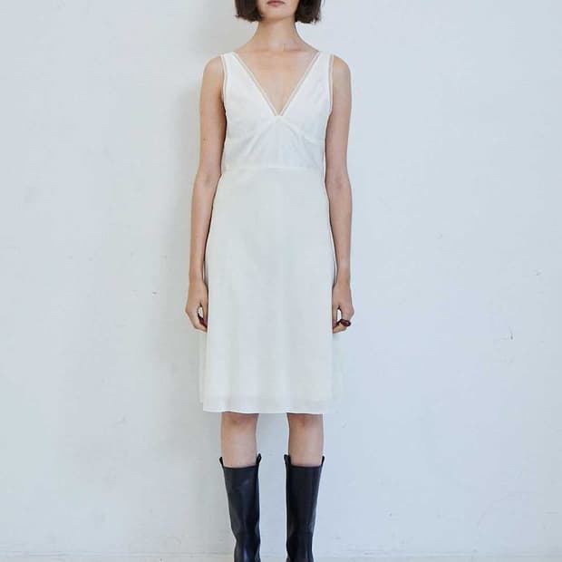 FARVEN 파르벵 Deep V-Neck Dress