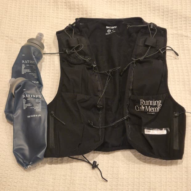 새티스파이 SATISFY 러닝 베스트 블랙 + 플라스크