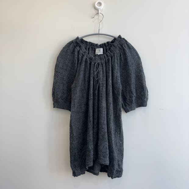 KUMIKYOKU 챠콜 셔링 스트링 반팔 풀오버