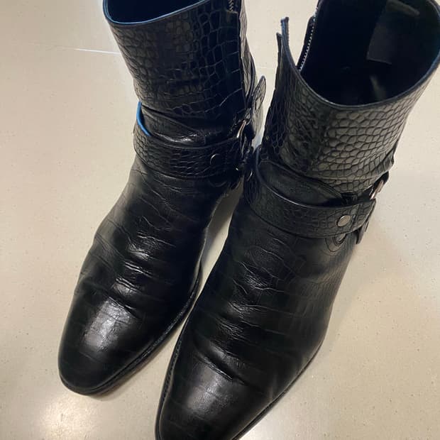 생로랑 와이어트 크로커다일 이팩트