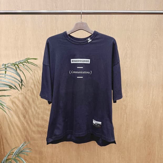 미하라 야스히로 GU 협업 라인 커뮤니케이션 프린팅 반팔 네이비