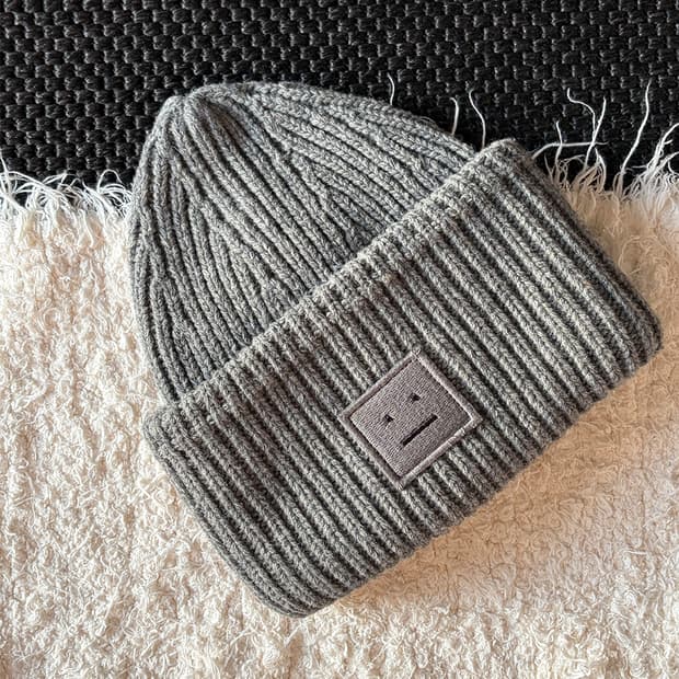 아크네 스튜디오 페이스 로고 비니 그레이