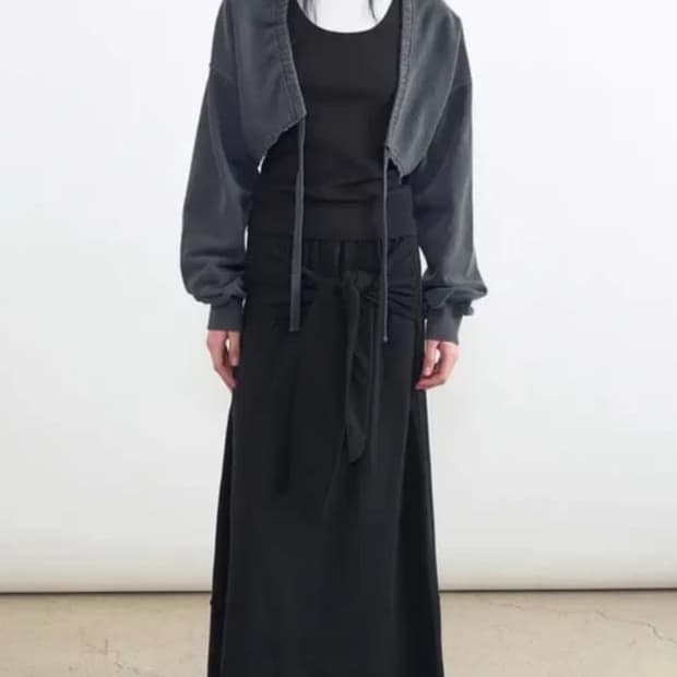 인사일런스 노티드 맥시 져지 스커트 블랙