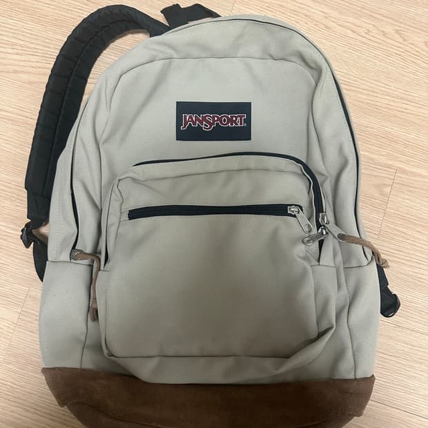 잔스포츠 라이트백 백팩 베이지 색상입니다 사진처럼 상태 좋으며 눈에띄는 