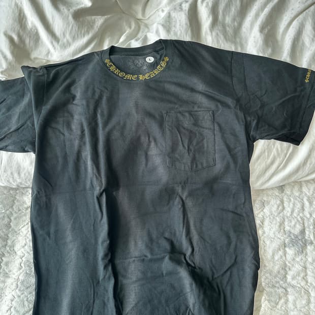 크롬하츠 / 넥로고 포켓 티셔츠 / 블랙-올리브그린 / L