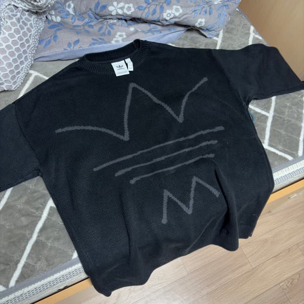 아디다스 빅로고 니트