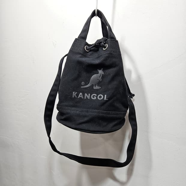 캉골(KANGOL) 드로우 스트링 버킷백 블랙 