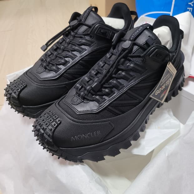 밤을 닮은 무적의 블랙, 몽클레르 트레일그립 GTX 블랙