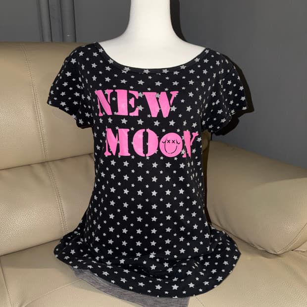 star pattern lettering detail tee