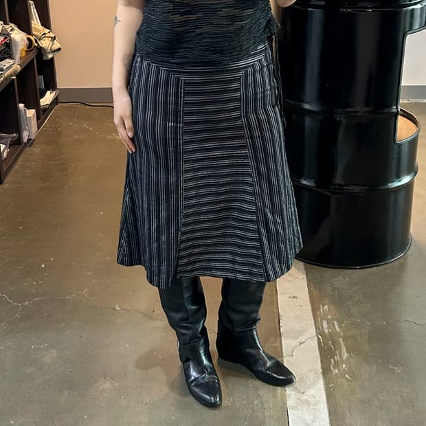 블랙 스트라이프패턴 미디 스커트