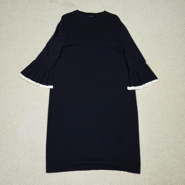 [COS] 플리츠 소매 배색 니트 원피스 | A00163