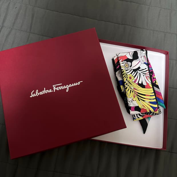 페라가모 트윌리 스카프(미사용)