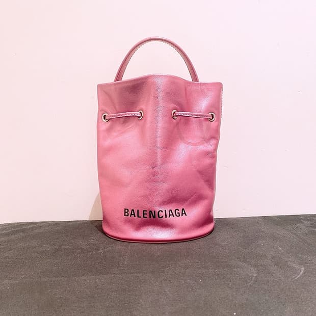 발렌시아가 여성 핑크 버킷 크로스 숄더백