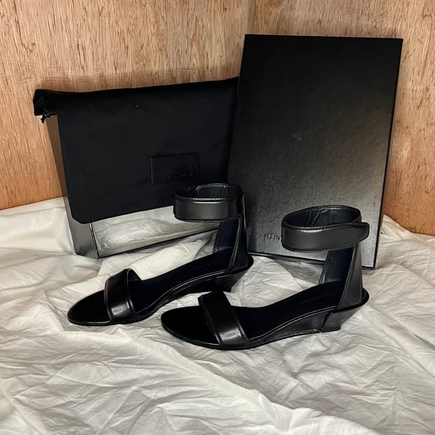 알렉산더왕 블랙 레더 앵클 커프 웨지 샌들