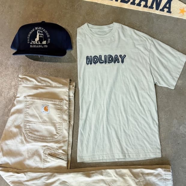 HOLIDAY 홀리데이 티셔츠