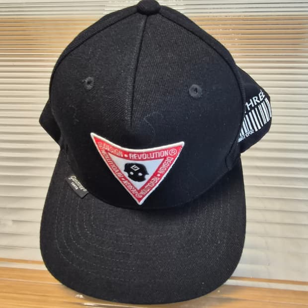 GANTREE TOKYO 브랜드의 디자인 레볼루션 패치 블랙 스냅백 모자