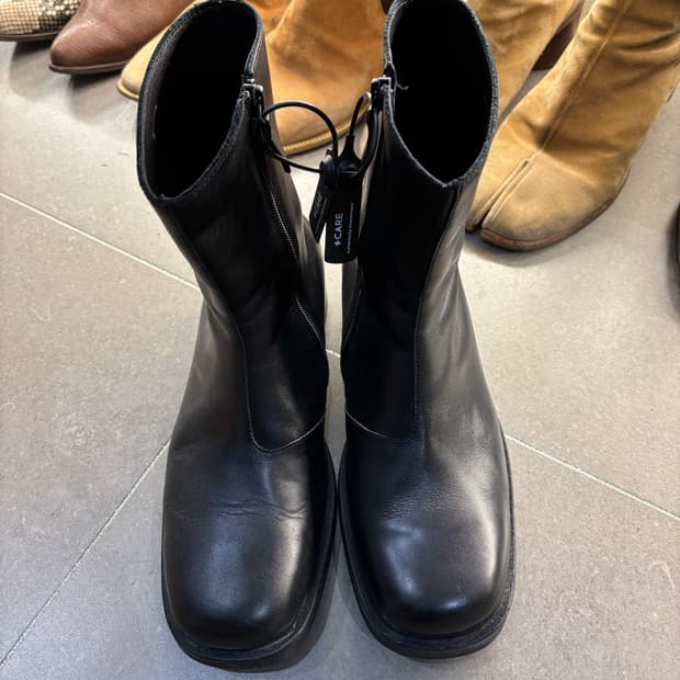 아워레가시 카미온 블랙 42 팝니다