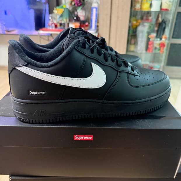 슈프림 에어포스 검흰 300사이즈