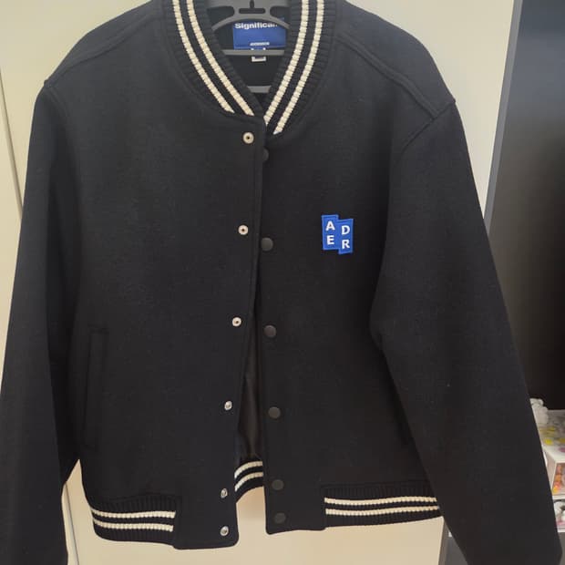 아더에러 시그니피컨트 TRS 태그 바시티 자켓 01 느와르 (L)