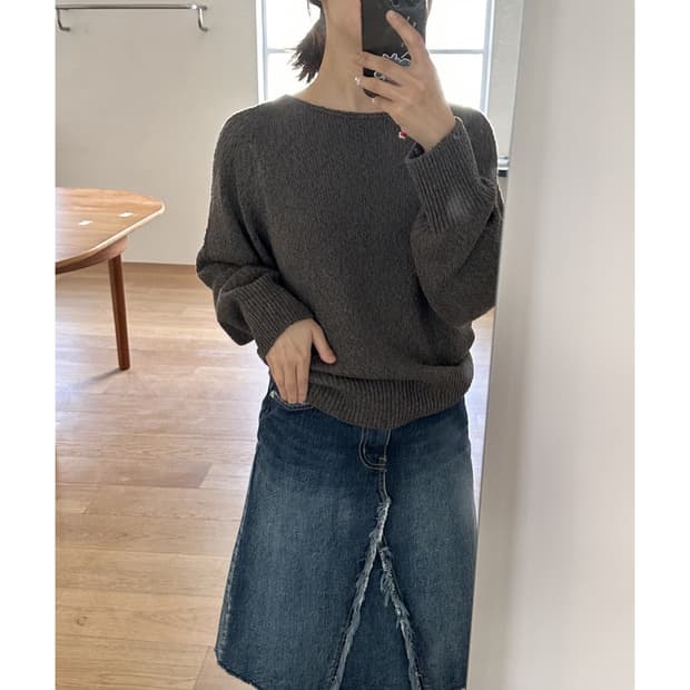 더버터크림 내추럴 슬럽 보트넥 니트,차콜