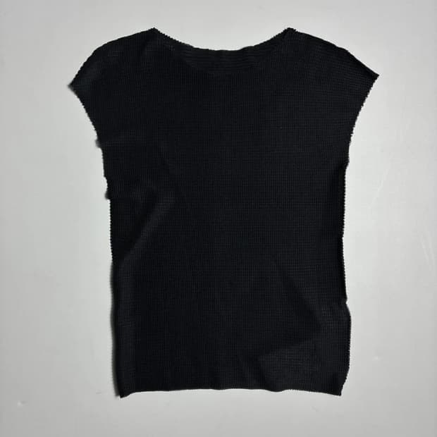 이세이미야케 23SS 블랙 링크 플리츠 캡소매 탑 반팔 티셔츠 R2612