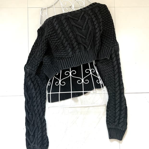 • dark gray washed cropped knitwear