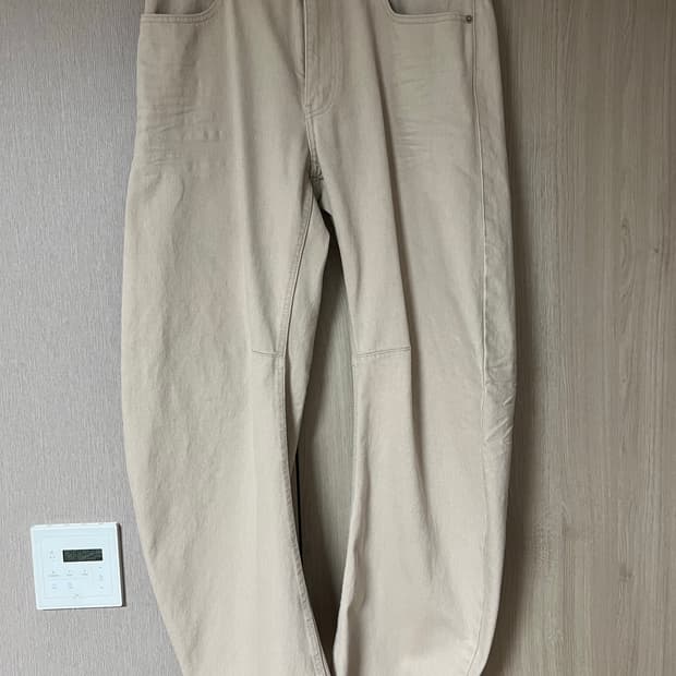 [M] 쿠어 엠보 워시드 딥 커브드 데님팬츠 크림베이지