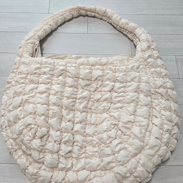 코스 오버사이즈 퀄티드 크로스바디 백 (라이트 베이지)