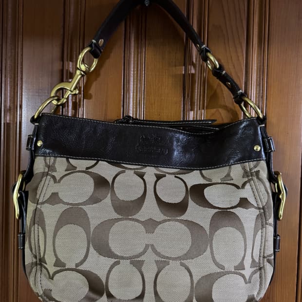 코치 시그니처 숄더백 브라운